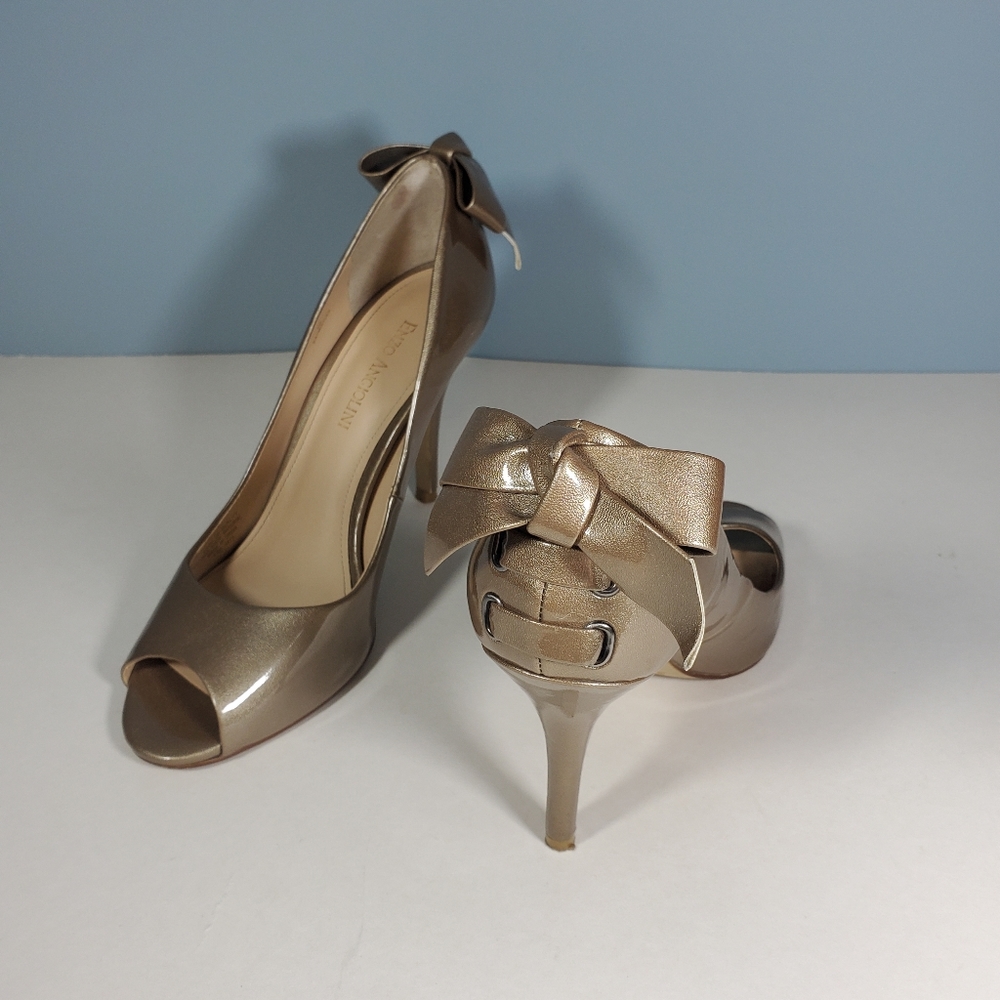 Last chance! Closet Closing!Enzo Angiolini Peeptoe Heels Bows Champagne size 8